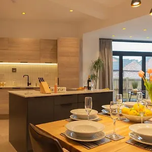 Escape 2 Unwind At The Parade, Accommodates 10 Holiday home York